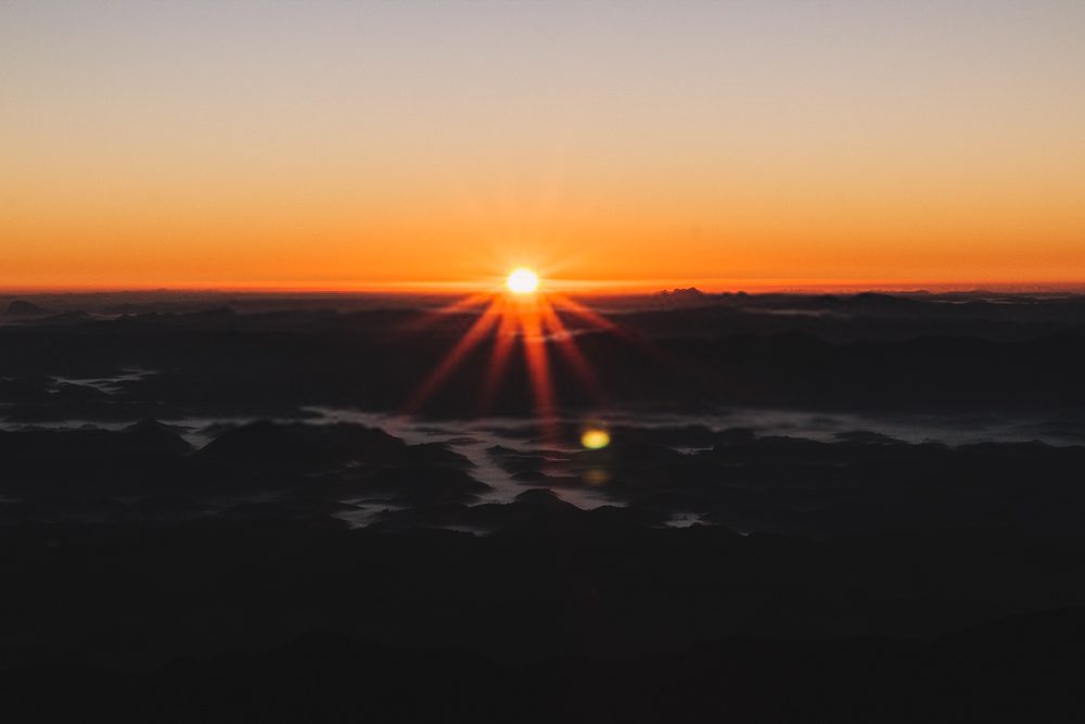 Enfim, o nascer do sol no Pico da Bandeira