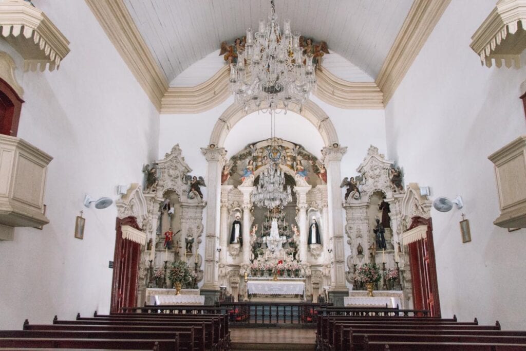 O interior da Igreja de Nossa Senhora do Rosário é simples, mas muito bonito