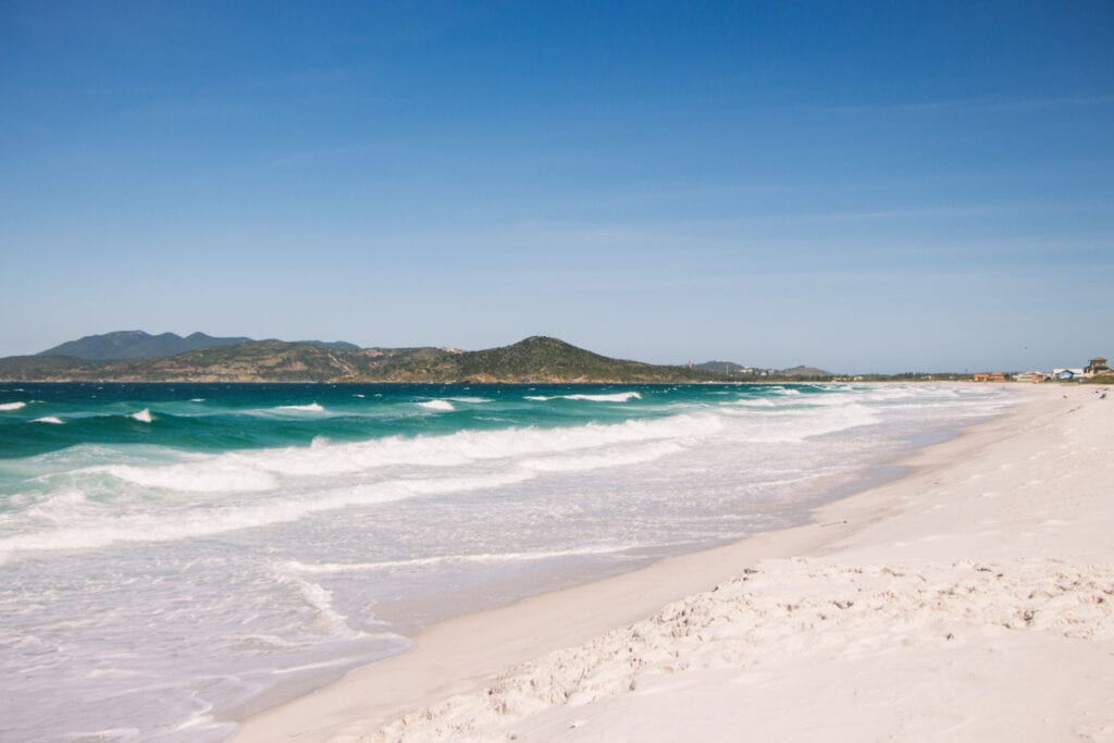A Praia do Foguete é perfeita para quem busca onde ficar em Cabo Frio longe da muvuca