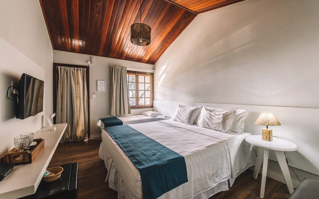 Um dos belos quartos da Pousada Filó, uma das melhores opções de hospedagem em Fernando de Noronha, Brasil
