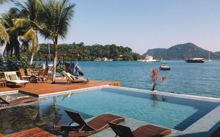 A pousada Jamanta oferece excelente estrutura e vista para o mar de Angra dos Reis