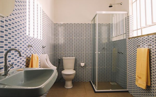 Banheiro limpo e arrumado no Refúgio Hostel, Fortaleza, Ceará