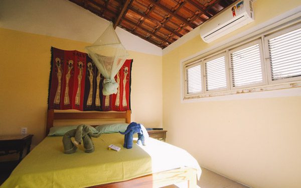 O Refúgio Hostel oferece quartos privativos e dormitórios compartilhados em um ambiente descontraído bem no Centro de Fortaleza