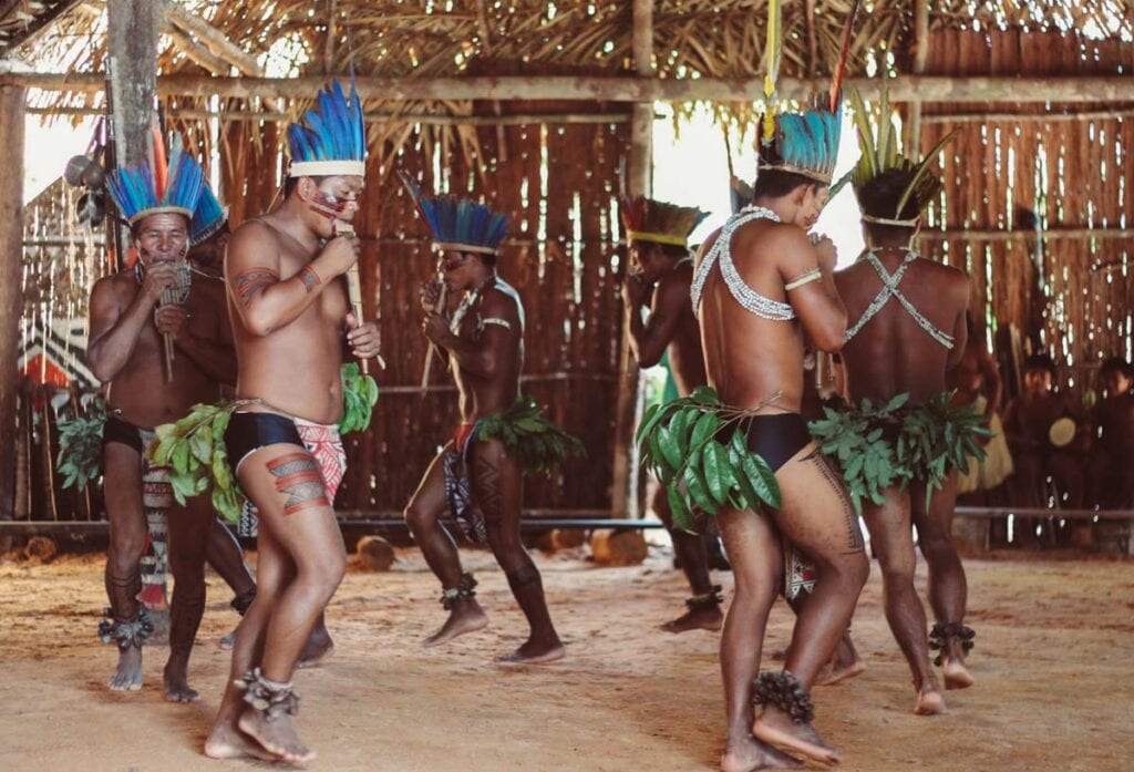 Ritual com músicas e danças indígenas na tribo Dessana, Amazônia