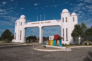 É possível encontrar pousadas baratas em Arraial do Cabo até mesmo na alta temporada