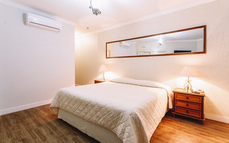 Quarto limpo e confortável em um hotel barato em Campos do Jordão