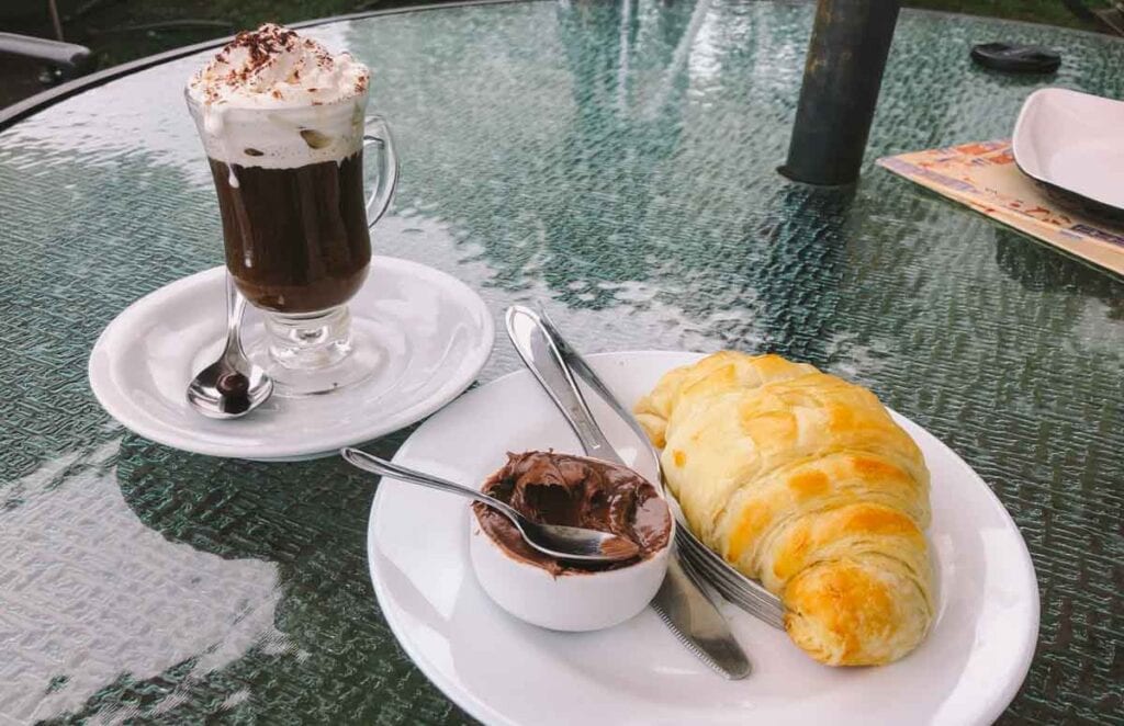 Irish coffee e croissant no Café Palácio, Campos do Jordão