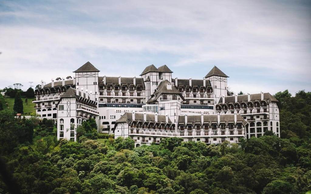 O Hotel Home Green Home está instalado em um dos cartões postais de Campos do Jordão