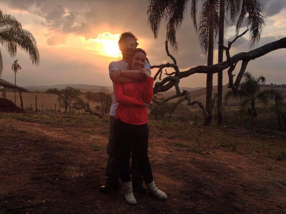 Adriano e Gisele durante o pôr do sol na MGC-383, próximo à Lagoa Dourada