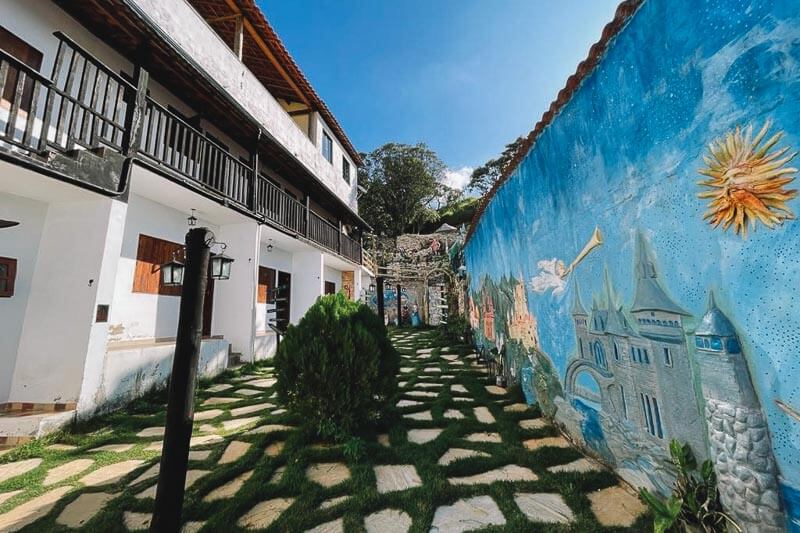 A Pousada Rosa Mística oferece hospedagem no centro de São Thomé das Letras a preços baixos