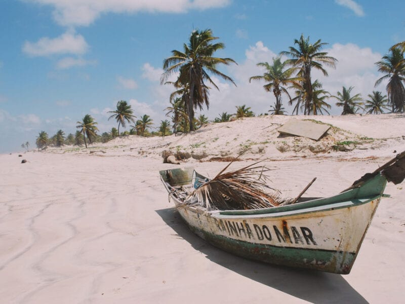 Barco na areia em Mangue Seco, Bahia