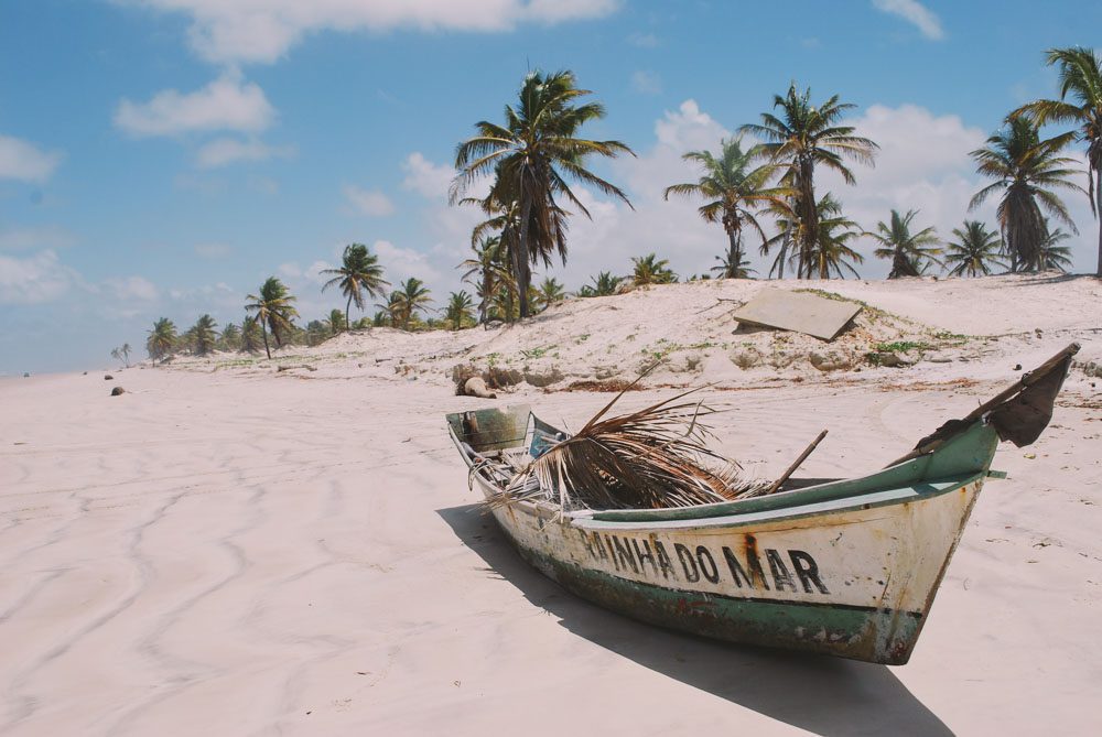 Barco na areia em Mangue Seco, Bahia