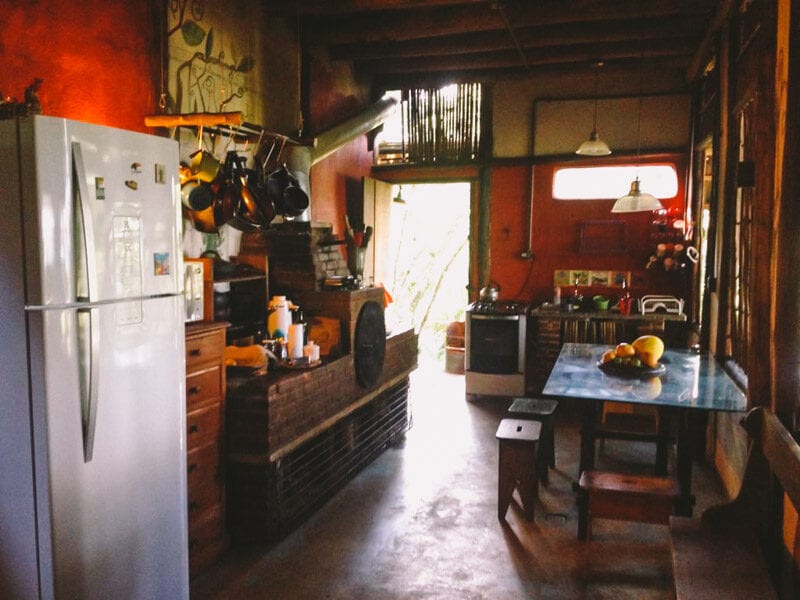 Cozinha compartilhada Remo Hostel, em Paraty Mirim.