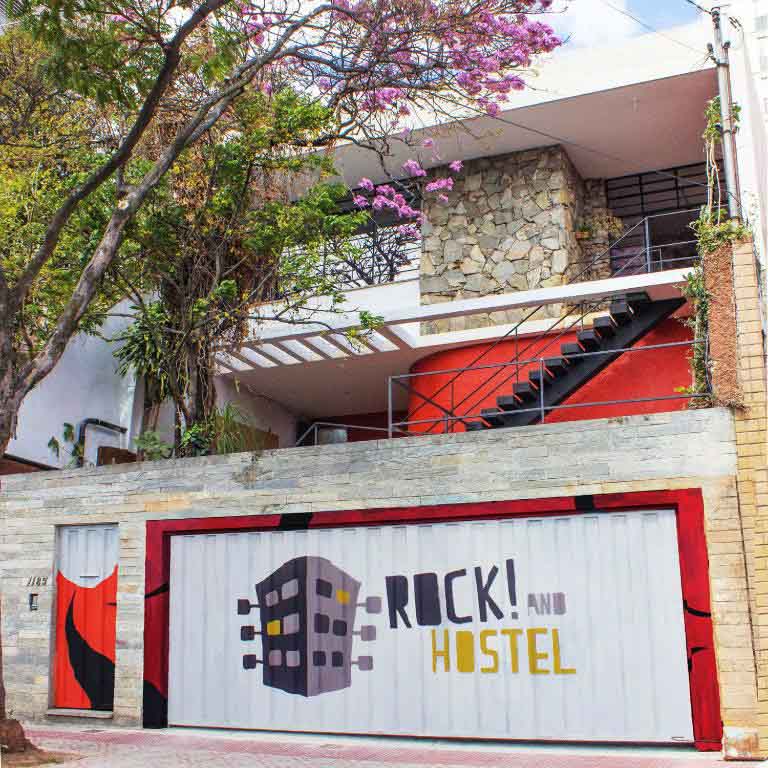 Rock and Hostel fica na Savassi, em Belo Horizonte