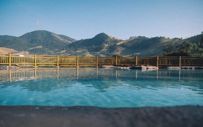 Hotel Fazenda com piscina e vista para as montanha