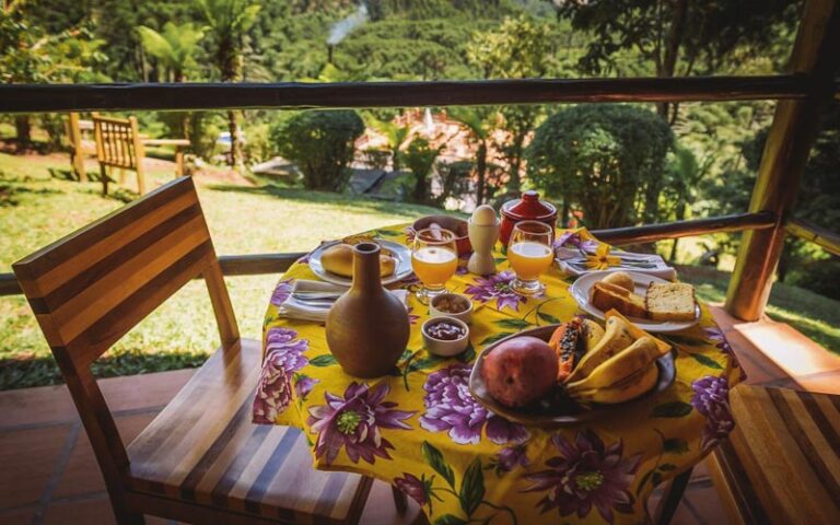 Café da manhã na varanda do Hotel Fazenda Itapuá, Monte Verde