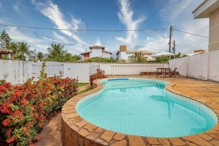 Linda casa com piscina para aluguel de temporada em Camaçari. Bahia