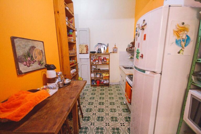 Cozinha coletiva do Guanaaní Hostel, Vitória, capital do Espírito Santo