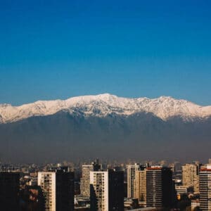 Vista de Santiago do Chile com montanhas cobertas de neve