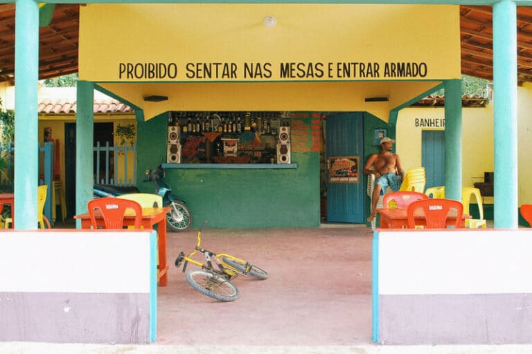 Atenção aos dizeres este bar em Cajueiro da Praia, Piauí