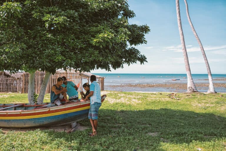 Meninos conversando em um barco em Cajueiro da Praia, Piauí