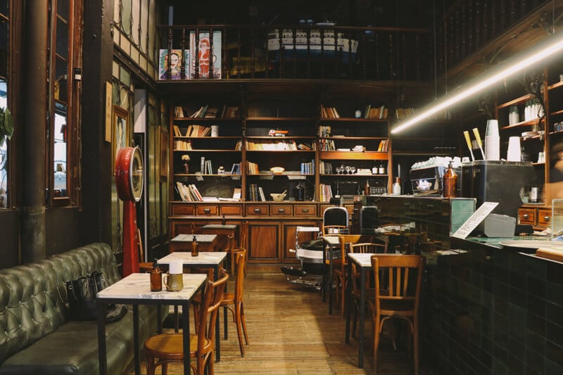 O interior do La Farmacia Café ainda guarda mobiliários e objetos originais