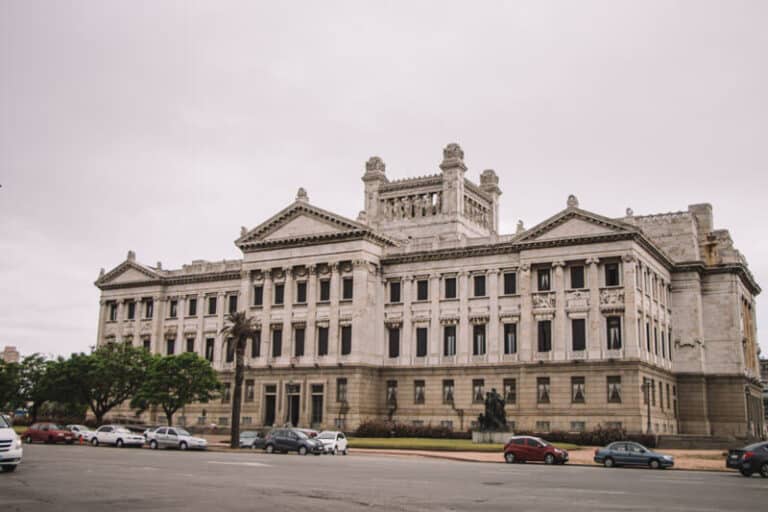 Fachada do Palácio Legislativo em Montevidéu