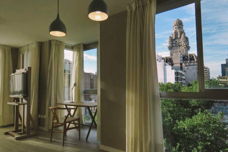 O Smart Hotel oferece vista para o Palacio Salvo, cartão postal de Montevidéu