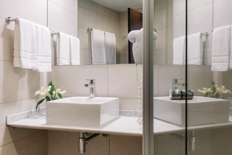 Banheiros limpos e bem equipados são o diferencial do Vivaldi Hotel, em Montevidéu