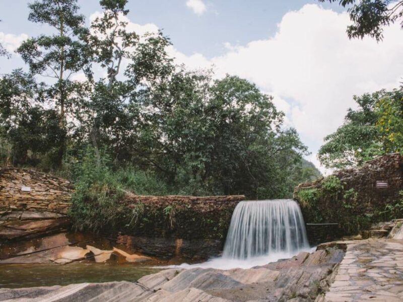 Cachoeira criada por garimpeiros durante a corrida do ouro em Pirenópolis, Goiás