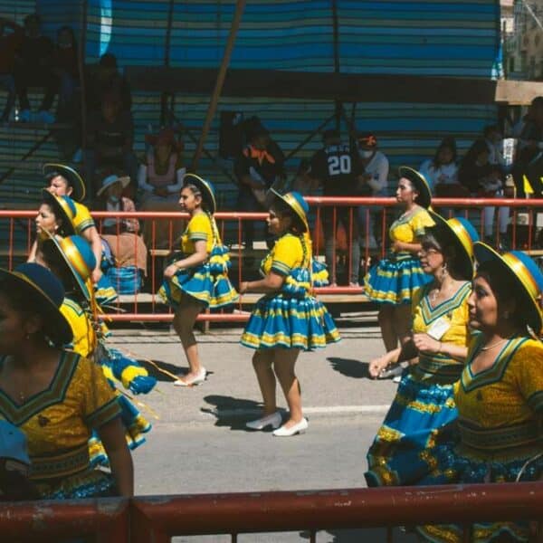 Roupas típicas e danças tradicionais na Festa da Virgem de Urkupiña