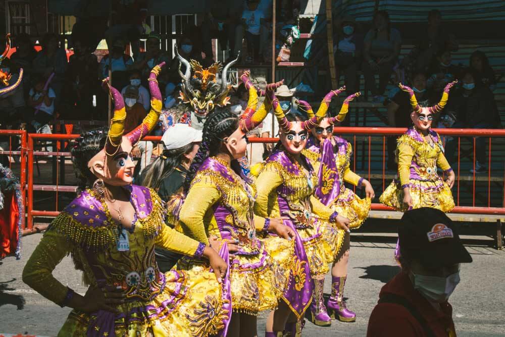 Desfile em honra da Virgem de Urkupiña na Bolívia
