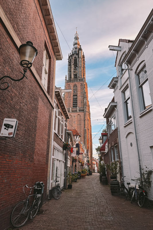 Onze Lieve Vrouwetoren é a torre mais alta de Amersfoort, com 98 metros