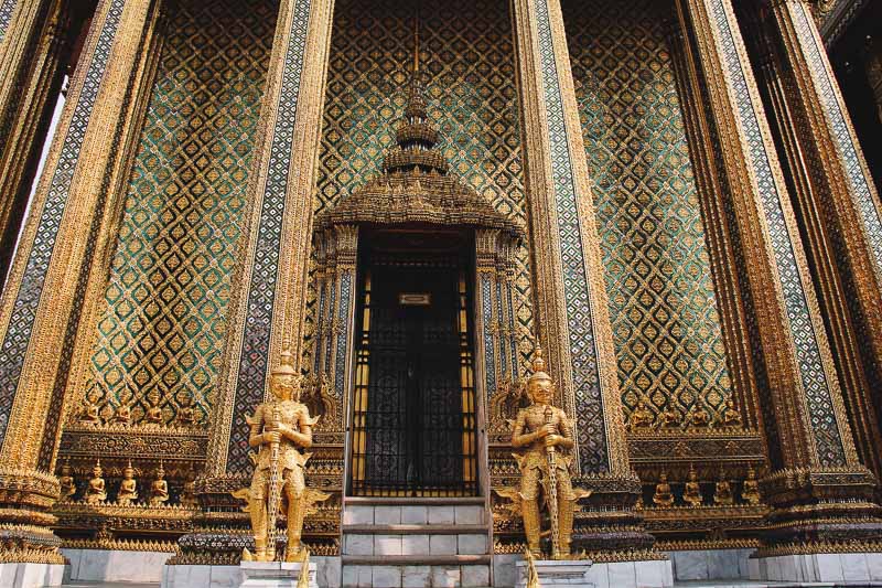 O suntuoso Wat Phra Kaew, templo em Bangkok