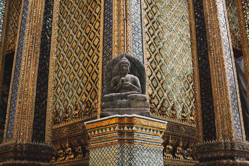 Esculturas embelezam o Wat Phra Kaew, o Grande Palácio Real de Bangkok
