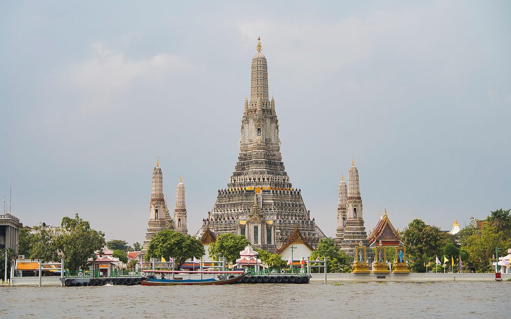 Wat Arun é um dos principais pontos turísticos de Bangkok
