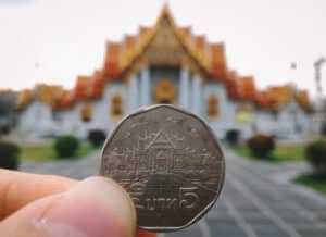 Wat Traimit é o templo ilustrado na moeda de 5 baht