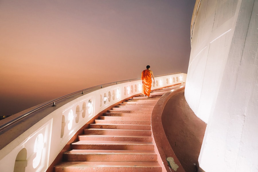Monge subindo as escadas do Wak Saket durante o pôr do sol