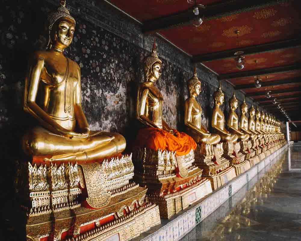 Estátuas douradas no templo Wat Sathat, em Bangkok