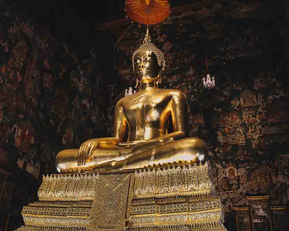 Estátua com 800 anos de existência no Wat Suthat, templo em Bangkok