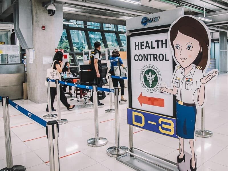 Vigilância sanitária no aeroporto de Bangkok