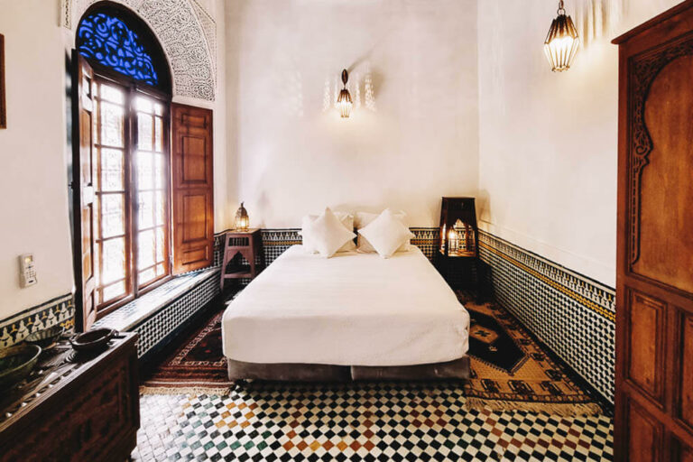Quarto provativo em hotel de Fez, Marrocos