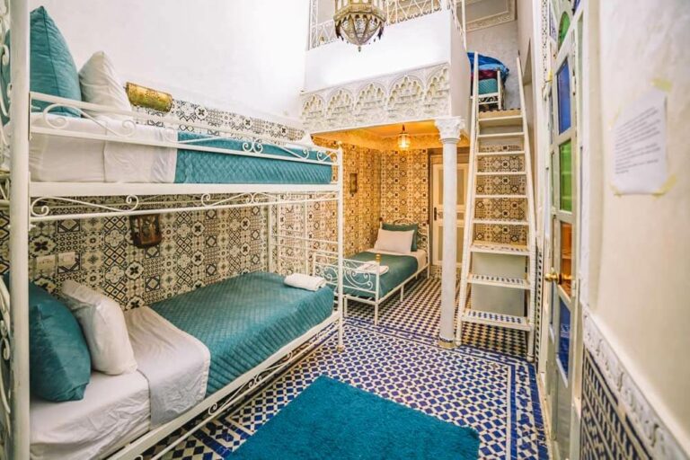 Quarto compartilhado em hostel de Fez, Marrocos