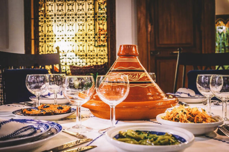 Jantar com comidas marroquinas em hotel de Fez