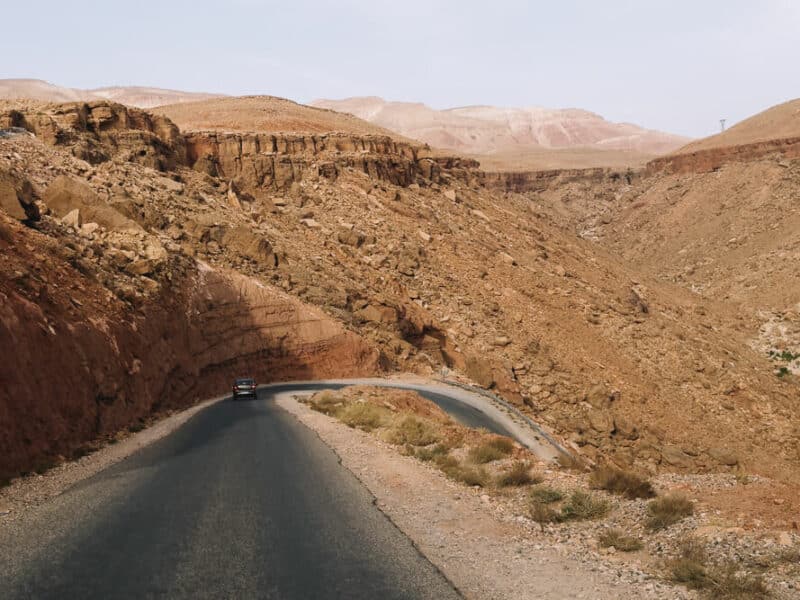 Estrada sinuosa no Marrocos