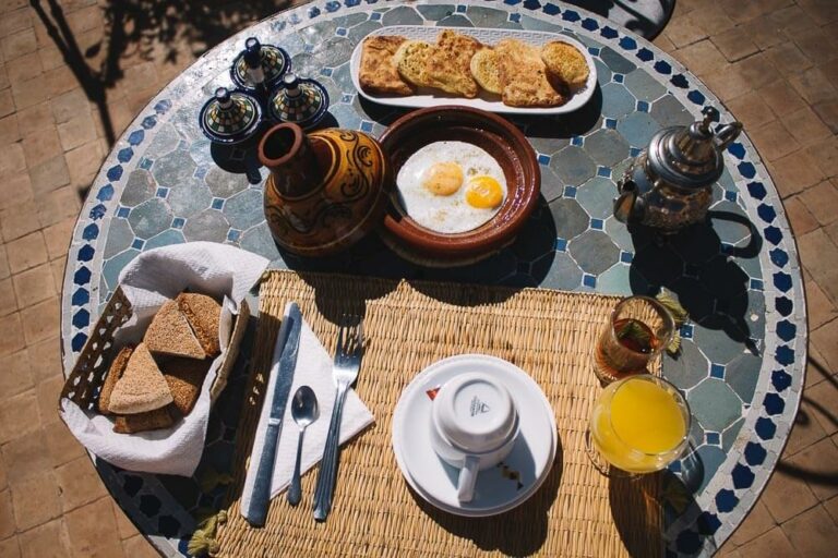 Café da manhã no riad Dar Naima, em Fez