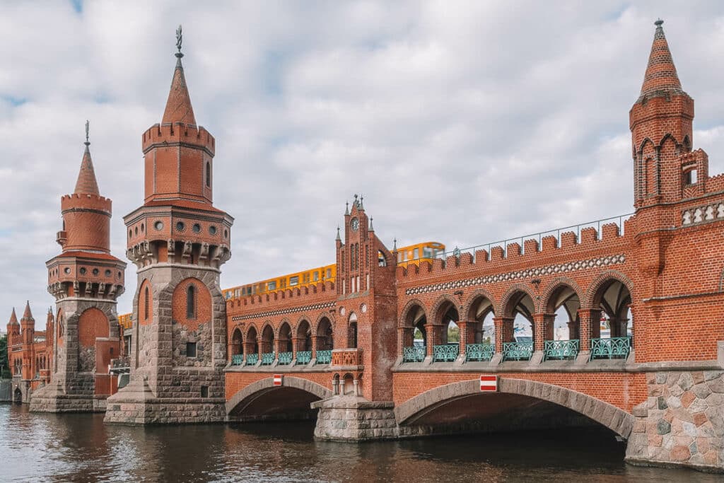 A Ponte Oberbaum liga Friedrichshain e Kreuzberg, dois estre os melhores bairros para se hospedar em Berlim