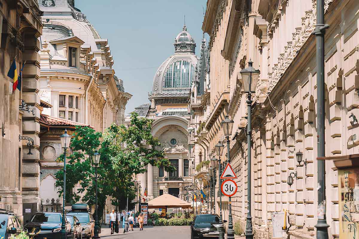 A Cidade Velha é o melhor lugar para se hospedar durante a primeira viagem a Bucareste