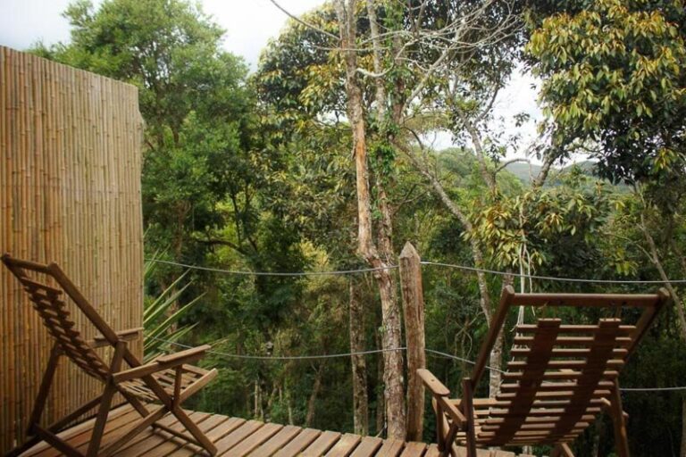 Varanda com vista para a natureza na Pousada Quinta do Barão