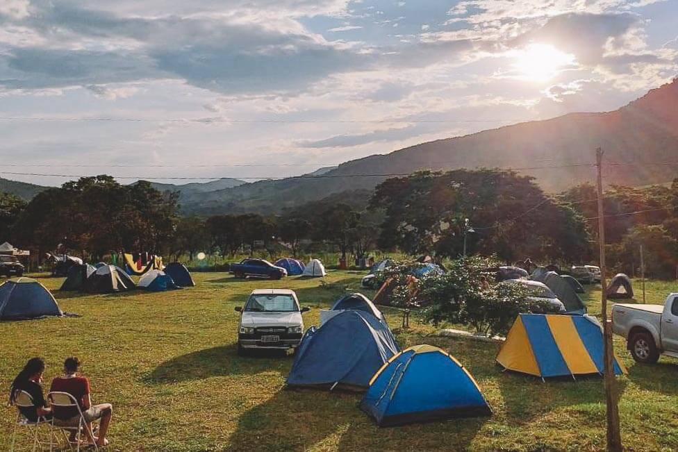 Barracas em área de camping em São Thomé das Letras, MG